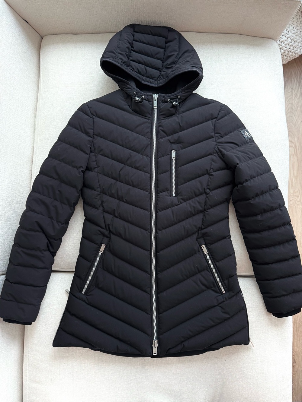 Moose Knuckles Fitted Down Puffer Coat in Black — Size S/P